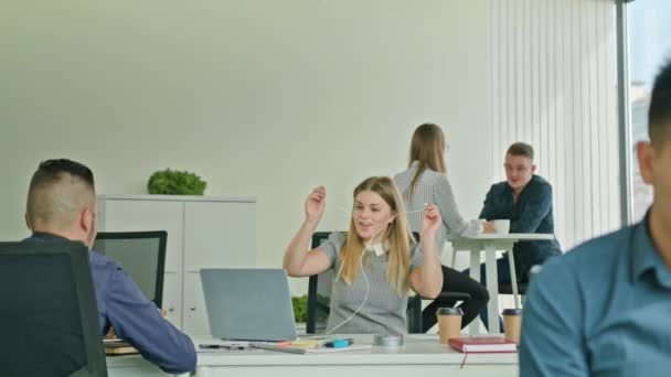 Mujer celebrando la victoria mirando al ordenador portátil — Vídeo de stock