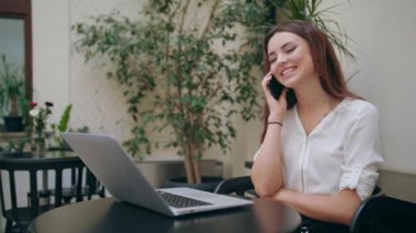 Odasında telefonda konuşurken bir bayan. Glitch