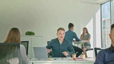 İşadamı laptop arıyorum zaferini kutluyor