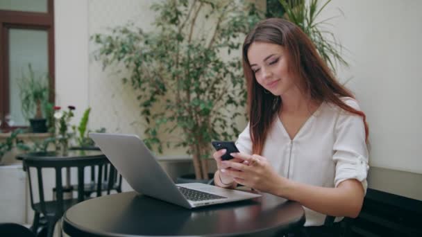 Mädchen mit einem Mobiltelefon im Zimmer. Panne — Stockvideo