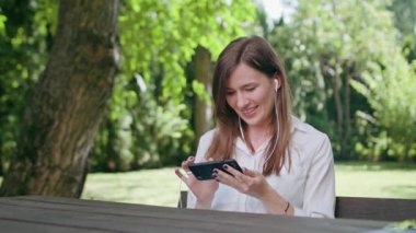 Genç Bayan Park müzik dinlemek