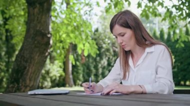 Parkta genç bayan çalışma