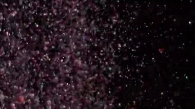 Siyah arka plan üzerinde patlayan gerçekçi Glitter.