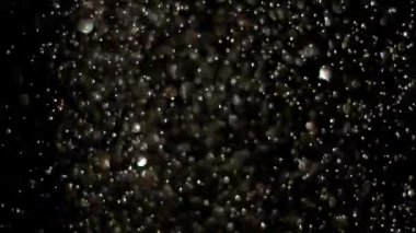 Siyah arka plan üzerinde patlayan gerçekçi Glitter.