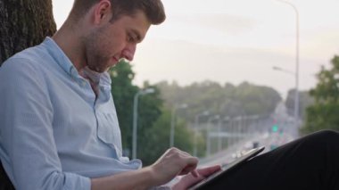 Genç bir adam açık havada bir Tablet kullanma