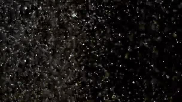 Realistische Glitter exploderen op zwarte achtergrond. — Stockvideo