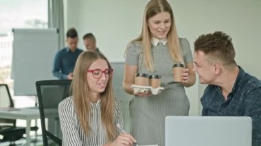 İki adam bir dizüstü bilgisayar üzerinde çalışıyoruz