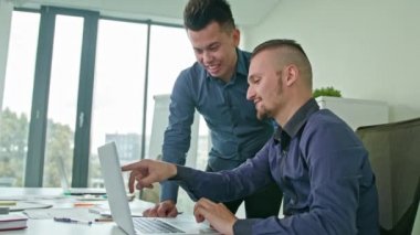 İki tartışırken fikirleri dizüstü kullanarak adam