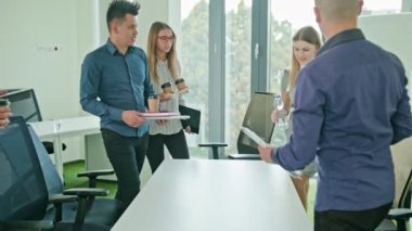 Karşılıklı iş toplantı gösteren takım çalışması