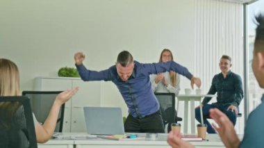 İşadamı laptop arıyorum zaferini kutluyor