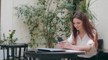 Güzel kız odaya bir cep telefonu kullanarak