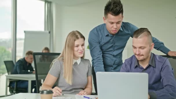 Lidé skupiny pomocí přenosného počítače v moderní spuštění Office — Stock video