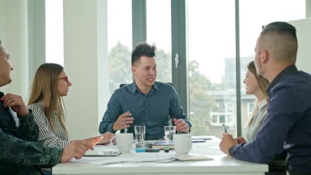 Membros do High Fives em uma startup em um escritório moderno — Vídeo de Stock