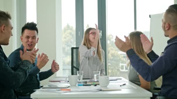 Miembros de High Fives en una startup en una oficina moderna — Vídeos de Stock