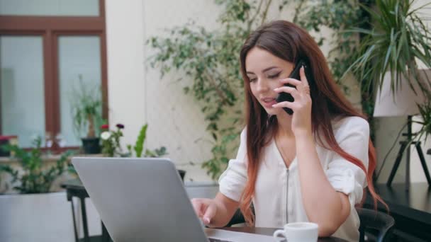 Een dame die praten over de telefoon op de kamer — Stockvideo