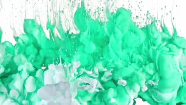 Encre blanche et verte dans l'eau — Video