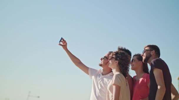해변에는 Selfie를 만드는 젊은 사람들 — 비디오