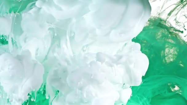 白色和绿色墨水在水中 — 图库视频影像
