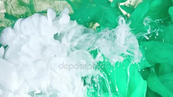 Inchiostro bianco e verde in acqua — Video Stock