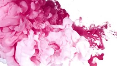 Beyaz ve pembe suda mürekkep