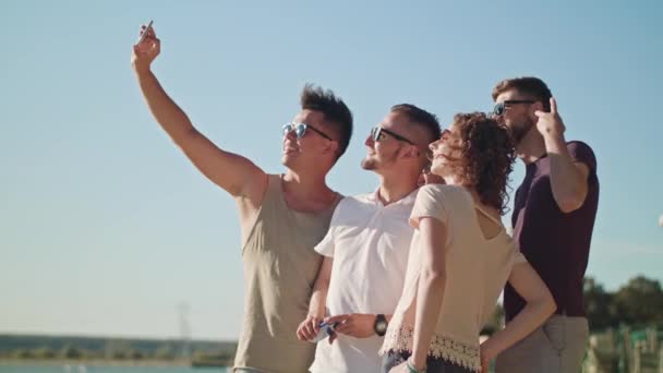 Unga människor att göra en Selfie på stranden — Stockvideo