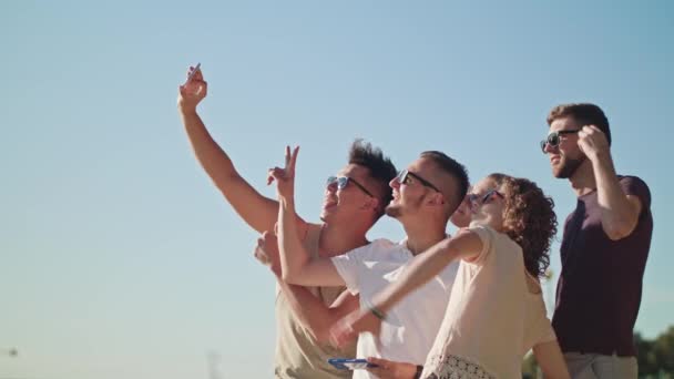 Unga människor att göra en Selfie på stranden — Stockvideo