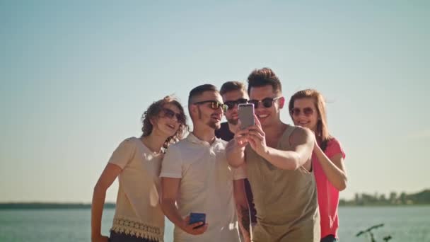 Gençler kumsalda bir Selfie yapma — Stok video