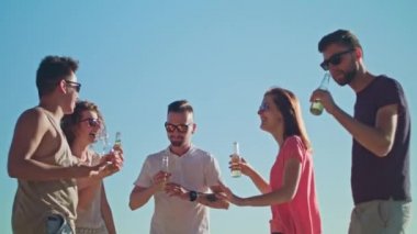 Gençler kumsalda bir Selfie yapma