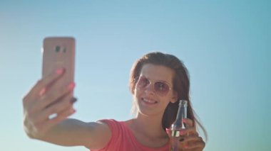 Genç Bayan yapımı bir Selfie sahilde