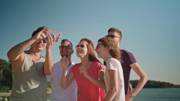 Unga människor att göra en Selfie på stranden — Stockvideo