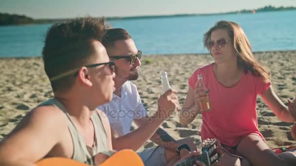 젊은 사람들이 해변에 재미 — 비디오