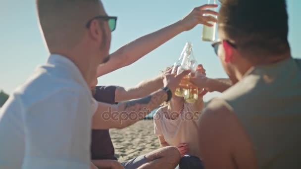 Jóvenes golpeando botellas en la playa — Vídeo de stock