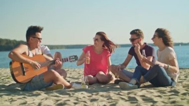 Gençler eğleniyor sahilde