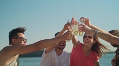 Gençler tungur şişe sahilde