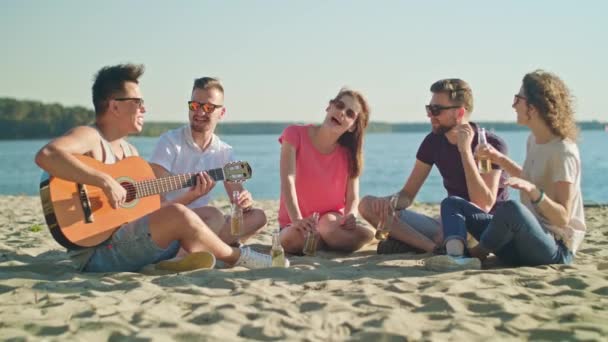 Jóvenes divirtiéndose en la playa — Vídeo de stock