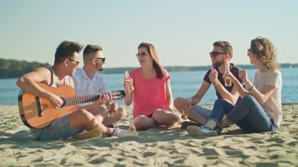 Unga människor att ha kul på stranden — Stockvideo