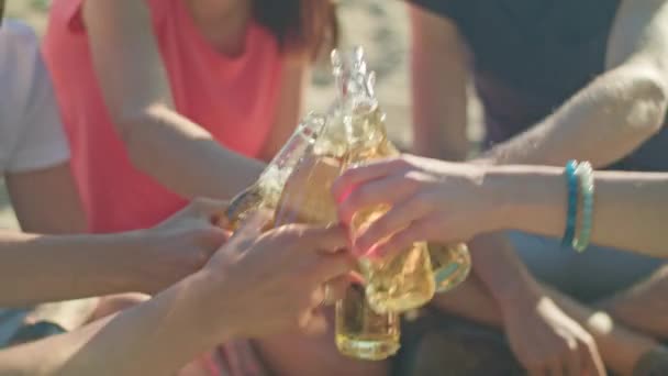 Νέοι τσούγκριζαν μπουκάλια στην παραλία — Αρχείο Βίντεο