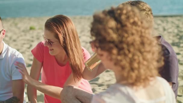 Jonge mensen plezier op het strand — Stockvideo