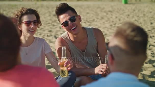 Jóvenes divirtiéndose en la playa — Vídeo de stock