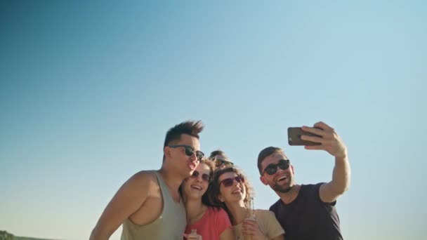 Giovani che fanno un selfie sulla spiaggia — Video Stock