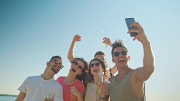 Jovens fazendo uma selfie na praia — Vídeo de Stock