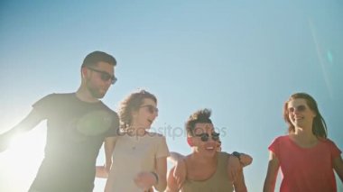 Gençler eğleniyor sahilde