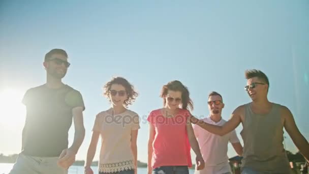 Junge Leute amüsieren sich am Strand — Stockvideo