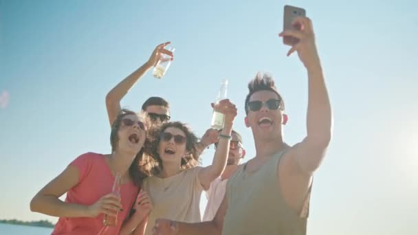 Jóvenes haciendo un selfie en la playa — Vídeo de stock