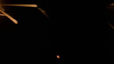 Sihirli parlayan akışı, Sparks karanlıkta