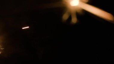 Sihirli parlayan akışı, Sparks karanlıkta