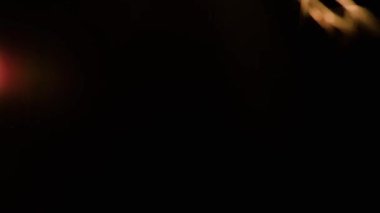 Sihirli parlayan akışı, Sparks karanlıkta