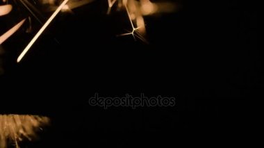 Sihirli parlayan akışı, Sparks karanlıkta