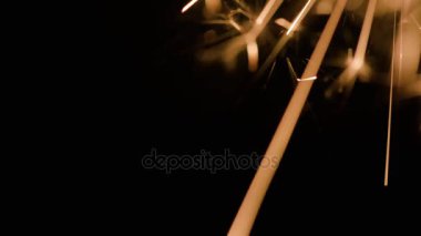 Sihirli parlayan akışı, Sparks karanlıkta