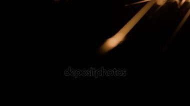 Sihirli parlayan akışı, Sparks karanlıkta